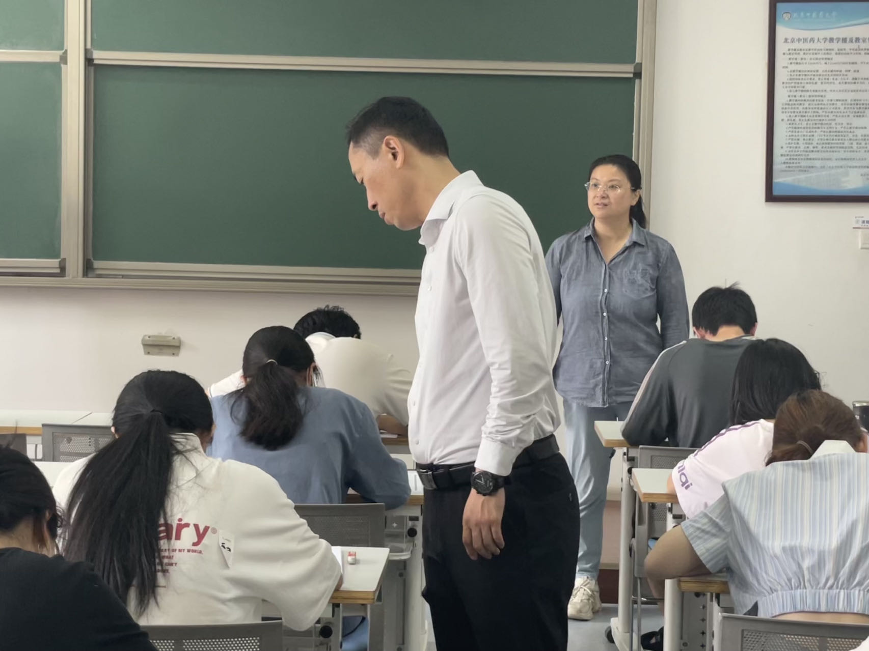 365英国上市网站官网开展2023年春季学期期末考试巡查工作1.jpg